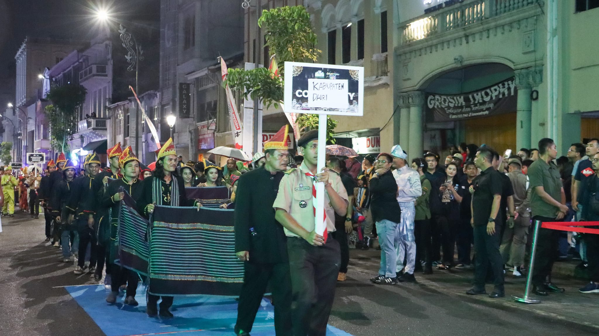 Kontingen Budaya Pemkab Dairi turut semarakkan Carnival Night HUT Kota Medan. (foto/ist)