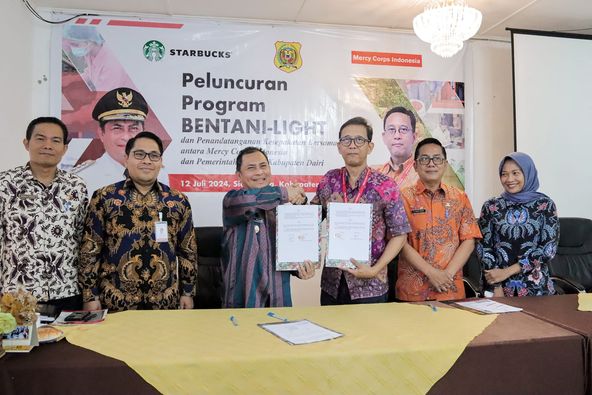 Penandatangan MoU Pemkab Dairi, Yayasan Mercy Corps dan Starbucks. (foto/ist)