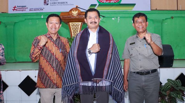 Foto Sekretaris Inspektorat Provinsi Sumatera Utara, Murdianto S. Pd (tengah) bersama dengan Inspektur Inspektorat Kabupaten Dairi, Eddy Banurea, Kepala Dinas Pendidikan Kabupaten Dairi, Jonni W Purba. (foto/ist)