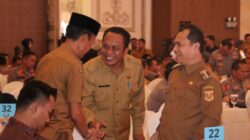 Kaban Kesbangpol Dairi, Yon Hendrik (tengah) dalam beberapa pertemuan. (foto/ist)