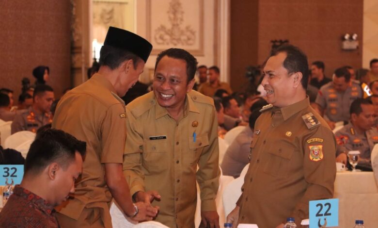 Kaban Kesbangpol Dairi, Yon Hendrik (tengah) dalam beberapa pertemuan. (foto/ist)