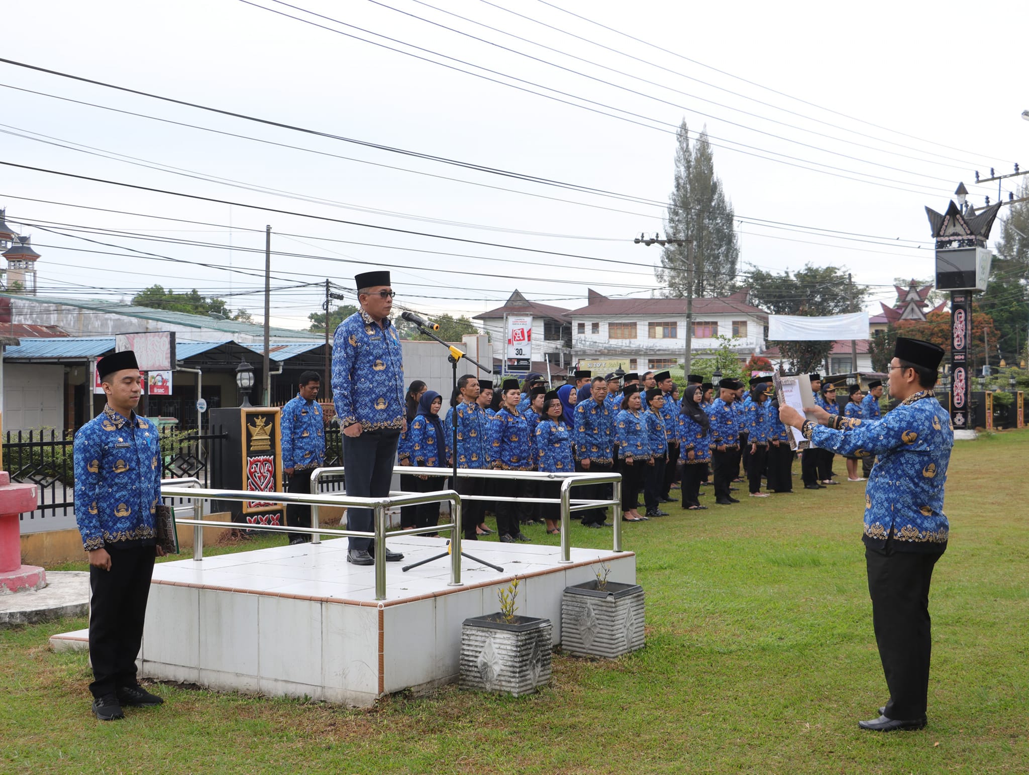 Pj Sekda Jonny Hutasoit pimpin upacara hari kesadaran nasional kantor bupati Dairi, Rabu (17/07/2024). (foto/ist)