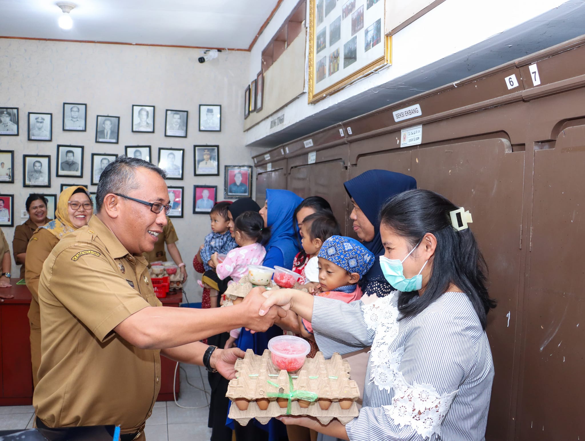 Penjabat (Pj) Sekretaris Daerah Kabupaten Dairi Jonny Hutasoit melaksanakan Pemberian makanan tambahan (PMT) berbahan pangan lokal secara simbolis. (foto/ist)