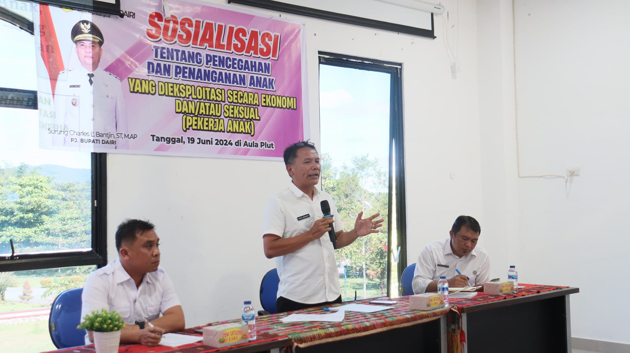 Kadis P3AP2KB, dr. Ruspal Simarmata saat sosialisasi pencegahan eksploitasi anak. (foto/ist)