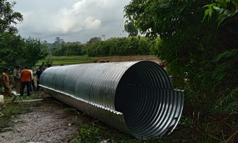 Perbaiki Jalan Longsor di Sibira, Gorong-gorong Saat Pemasangan. (foto/ist)