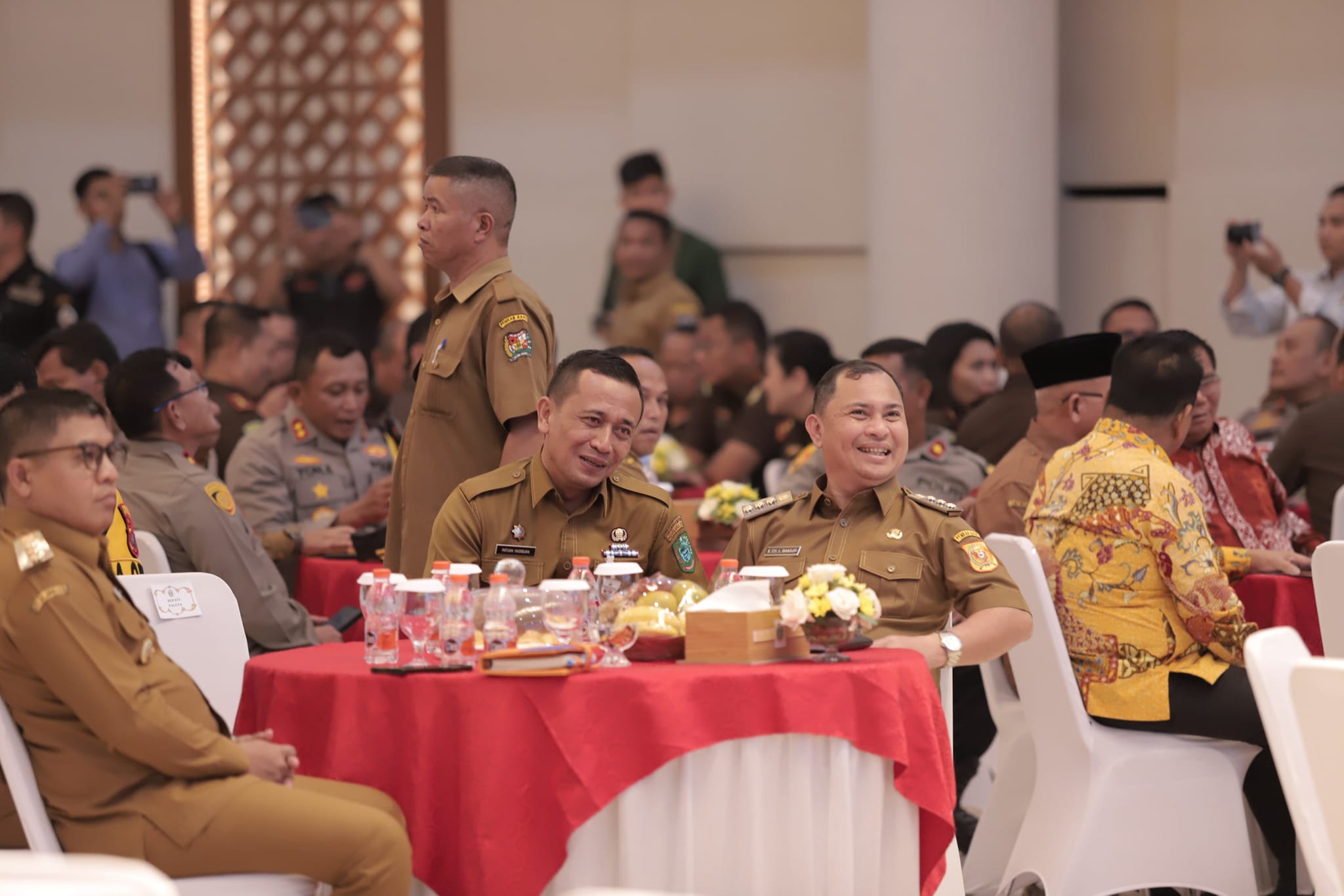 Penjabat (Pj) Bupati Dairi Surung Charles Bantjin menghadiri Rapat Koordinasi Kepala Daerah dan Forkopimda se-Sumatra Utara, Selasa (23/7/2024) di Aula Raja Inal Siregar, Medan.(foto/ist)