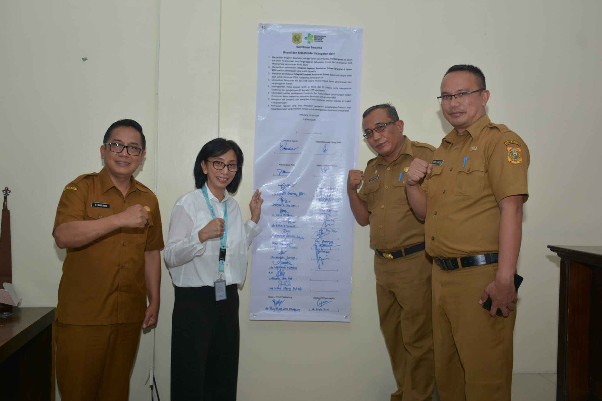 Foto bersama jajaran Pemkab Dairi dan USAID. (foto/ist)