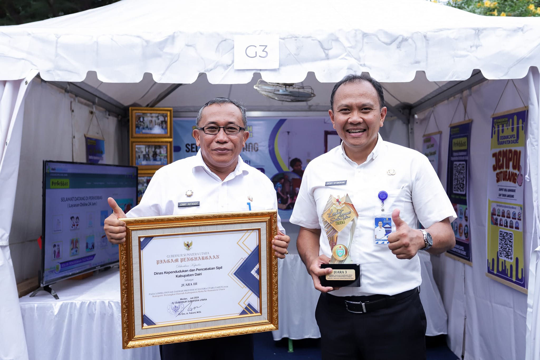 Pj Sekda Dairi, Jonny Hutasoit (kiri) dan Kdisdukcatpil Dairi, Deddy Situmorang. (foto/ist)