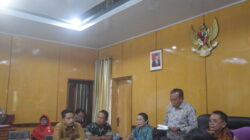 Pj Sekda Dairi, Jonny Hutasoit (berdiri), saat Rakor penaganan stunting. (Foto/ist)