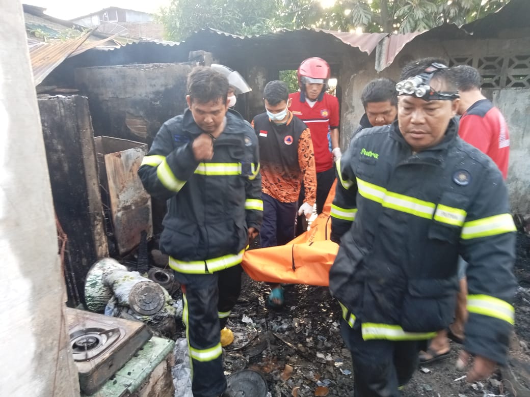 Polisi evakuasi jasat korban kebakaran Kelurahan Naga Pita, Kecamatan Siantar Martoba.(foto/Hegi)