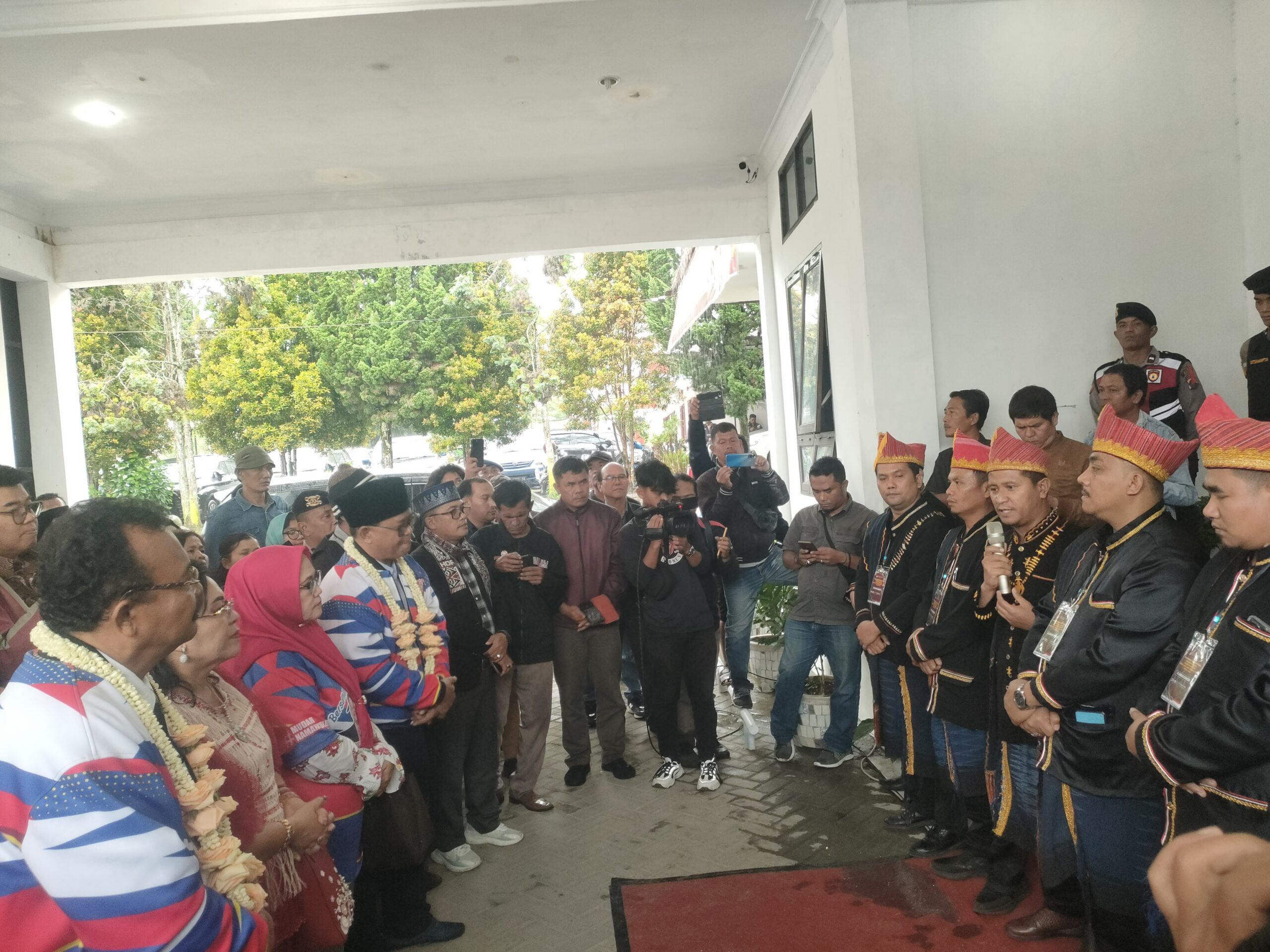 Pasangan Bakal Calon Bupati Dairi Daftar ke KPU.(foto/Iwan)