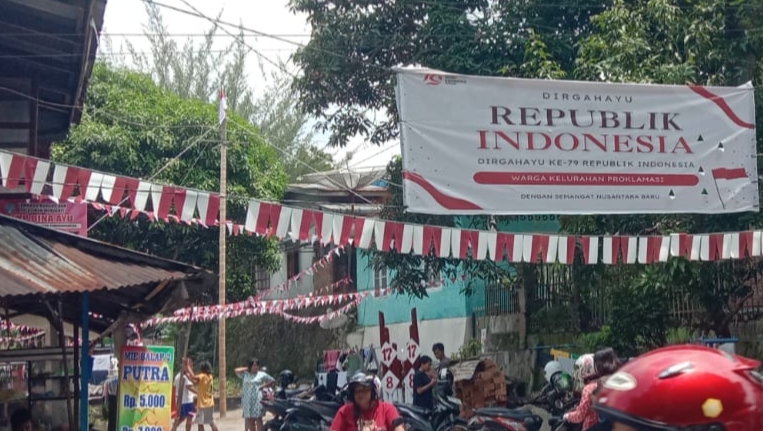 Persiapan warga Gang Medan Area Kecamatan Siantar Barat menyambut hari kemerdekaan Republik Indonesia ke-79.(foto/Hendra)