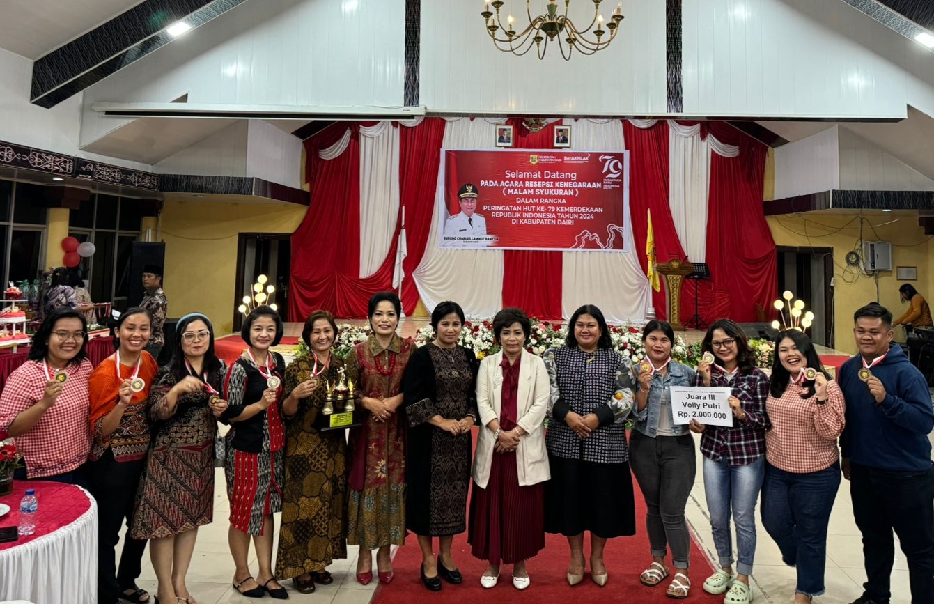 RSUD Sidikalang terima Penghargaan dan hadiah atas Raihan juara 3 bola voli putri.(foto/Iwan)