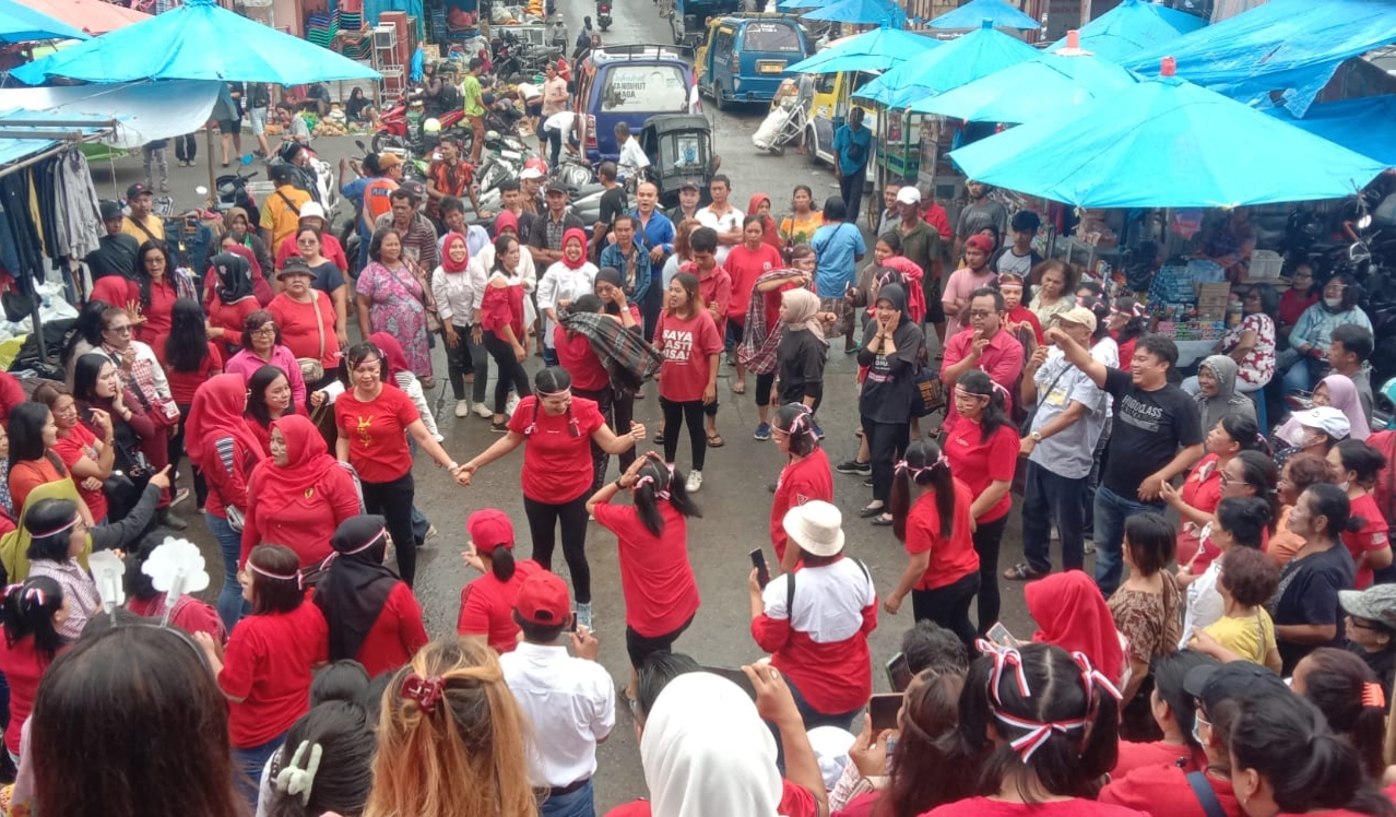 Perlombaan Semarak Kemerdekaan RI ke-79 Bersama Pedagang di Pasar Horas Jaya Siantar.(foto/ist)