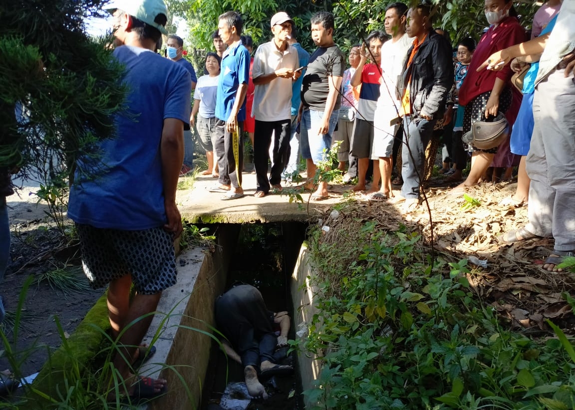 Penemuan sesosok mayat dalam saluran drainase gegerkan warga jalan Medan kota Siantar.(foto/Hegi)