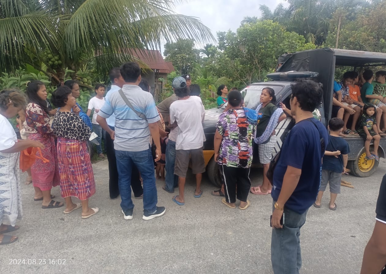 Polisi evakuasi jasad Elfrida boru Saragih (67).(foto/Hegi)