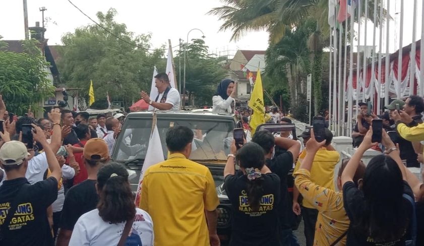 Pasangan Mangatas - Ade Daftar ke KPU Siantar.(foto/Hegi)