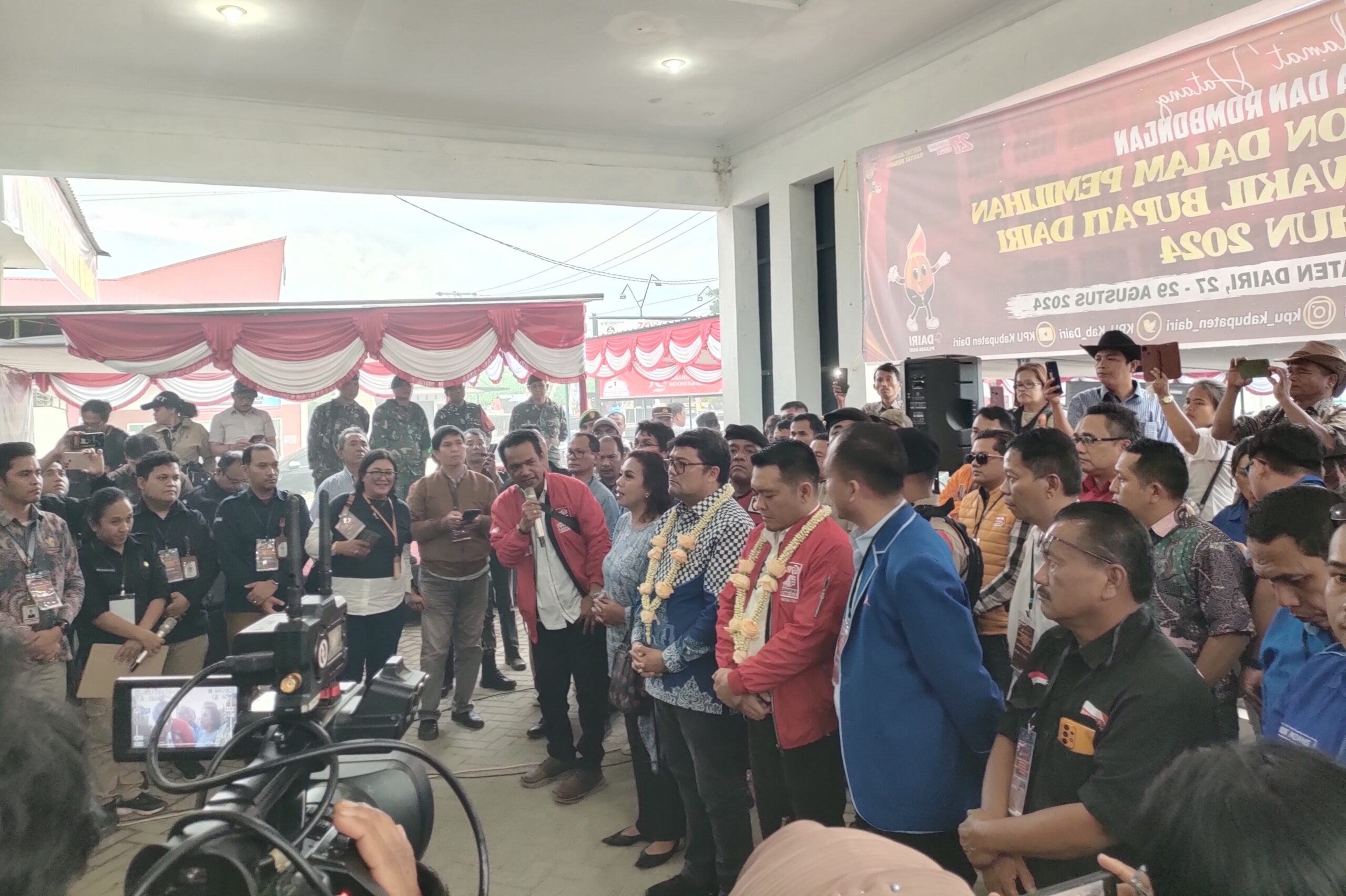 Pasangan Bacalon Bupati dan Wakil Bupati Jogi Tambunan dan Dedy Matondang daftar Ke KPU.(foto/Iwan)