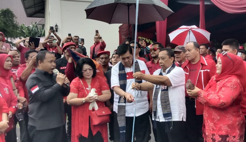Calon pasangan walikota dan wakil walikota Pematangsiantar, Yan Santoso - H Irwan daftar ke KPU.(foto/Hegi)