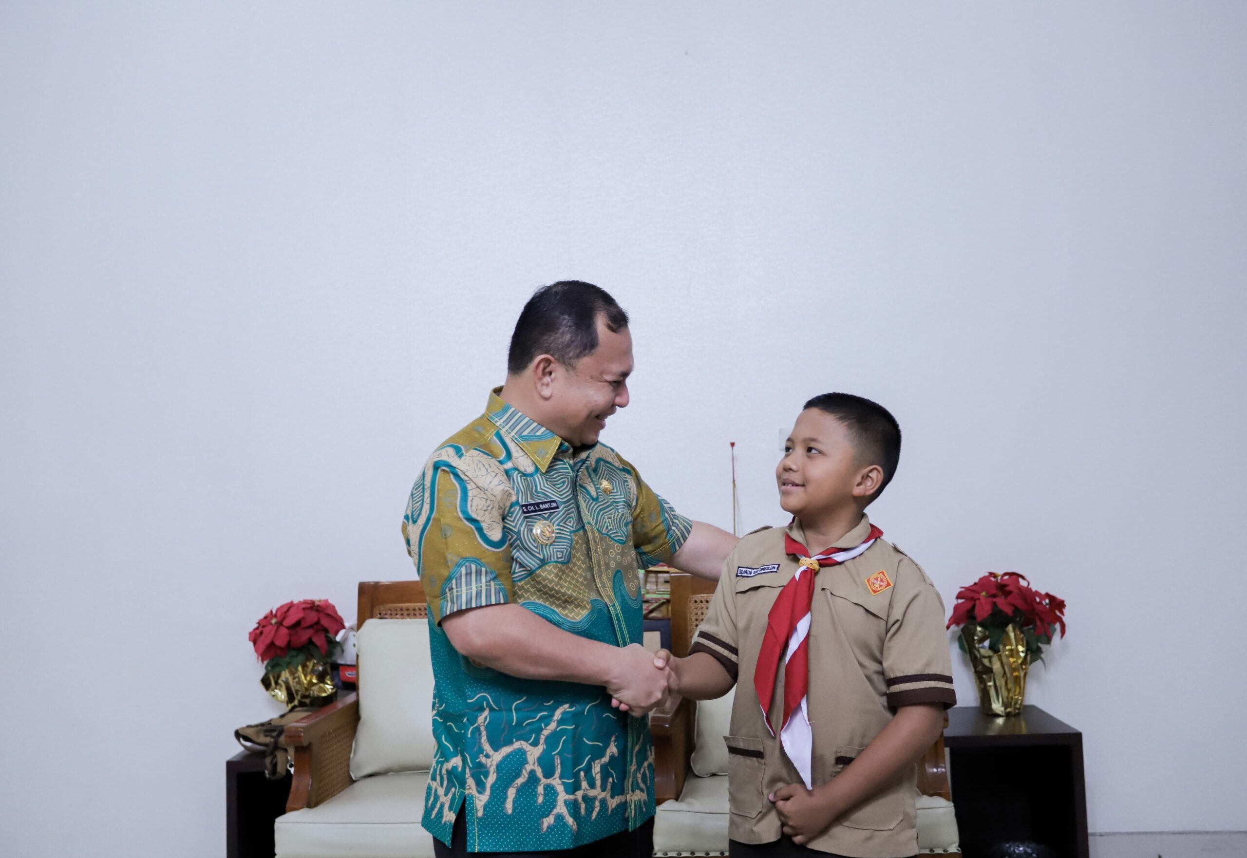 Pj Bupati Dairi, Charles Bantjin dan Deardo Simbolon. (foto/ist)