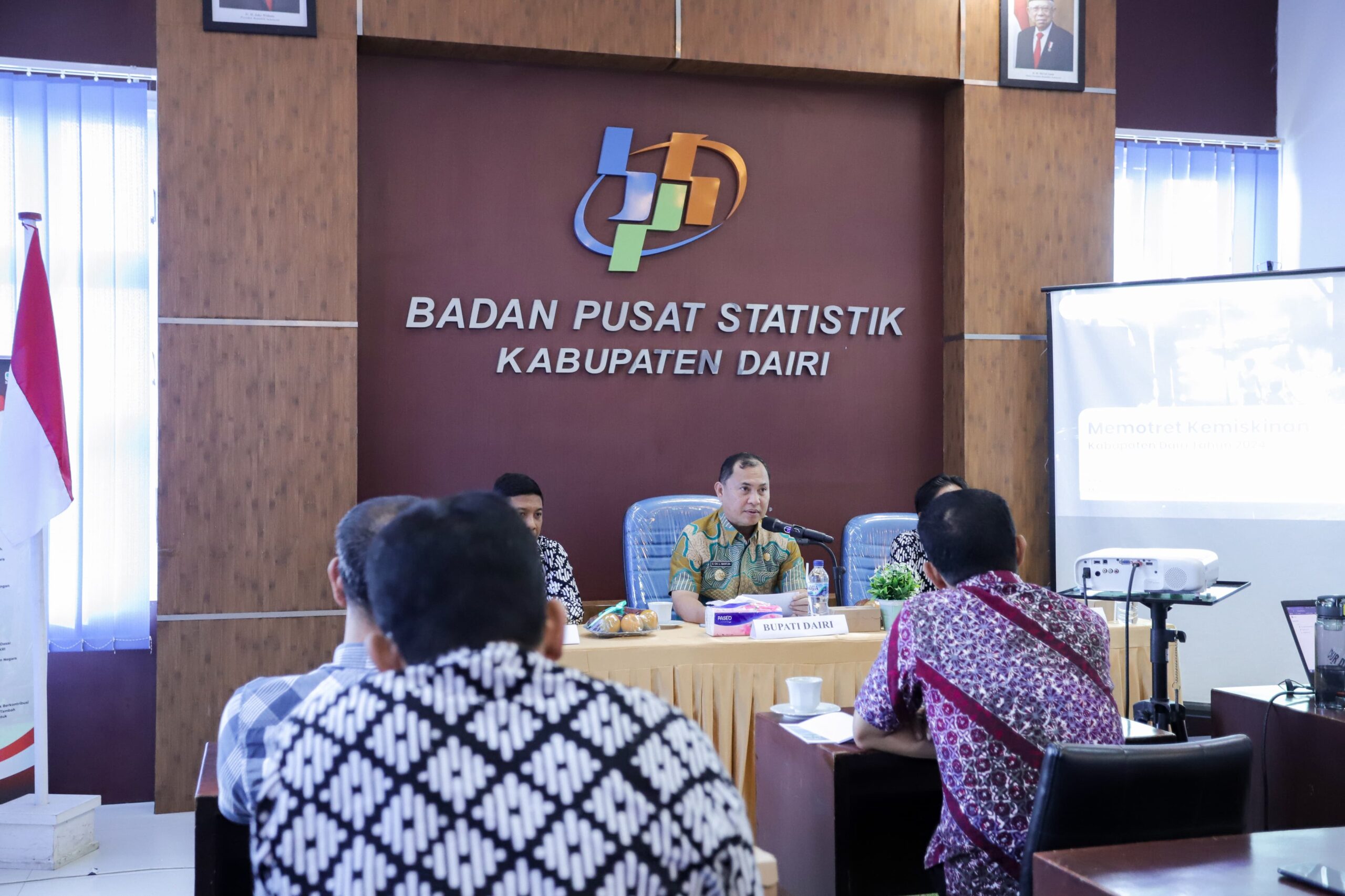 Penjabat (Pj) Bupati Dairi menghadiri rilis angka kemiskinan Dairi Tahun 2024 yang diselenggarakan oleh Badan Pusat Statistik (BPS) Kabupaten Dairi, Jumat (2/8/2024) di Kantor BPS, Sidikalang. (Foto/ist)