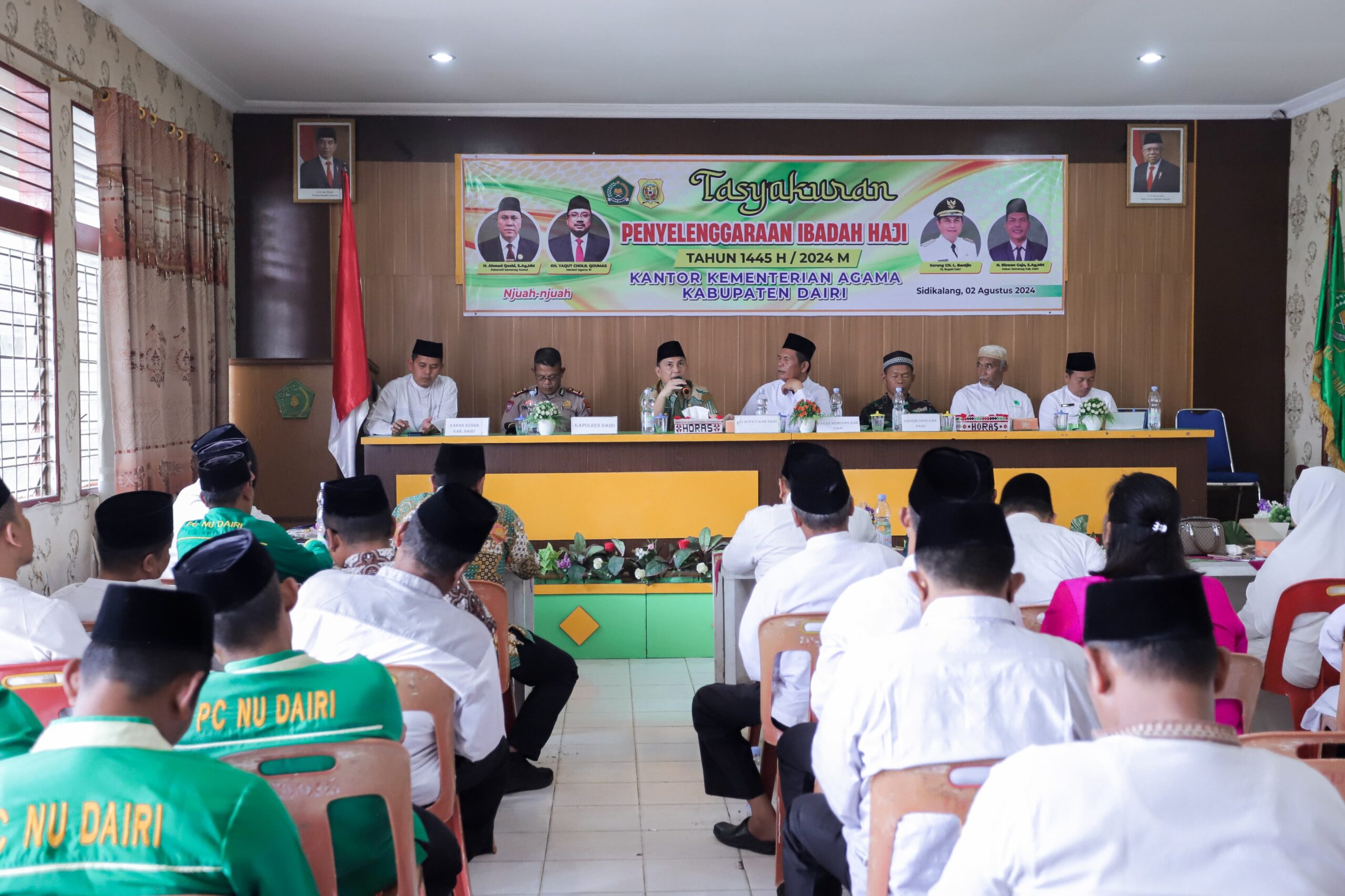 Penjabat (Pj) Bupati Dairi, Surung Charles Bantjin (ketiga dair kiriri) menghadiri tasyakuran suksesnya penyelenggaraan ibadah haji Tahun 1445 H (2024)Kabupaten Dairi yang digelar di Aula Kantor Kementerian Agama (Kemenag) Kabupaten Dairi, Jumat (2/8/2024).(foto/ist)