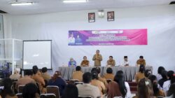 Pj. Sekda Dairi, Jonny Hutasoit (berdiri) saat membuka Rakor Pencegahan dan Penanggulangan Stunting. (foto/ist)