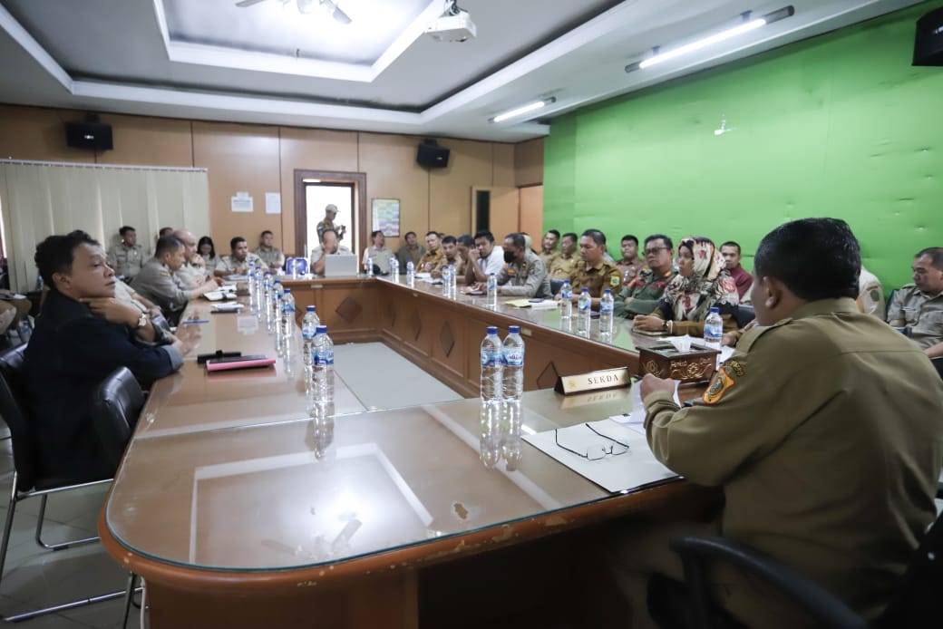 Pj Sekda Dairi, Jonny Hutasoit buka FGD PKB dan BBNKB di Ruang Rapat Bupati, Selasa (13/8/2024).(foto/ist)