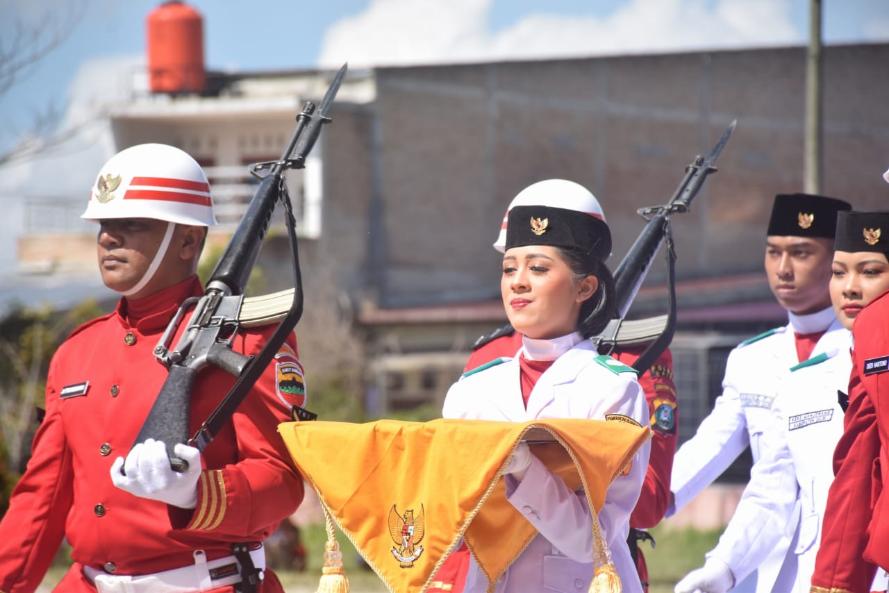 Define Margareth Sinaga, Siswi SMAN 1 Sidikalang terpilih Pembawa Baki Bendera Merah Putih. (foto/ist)
