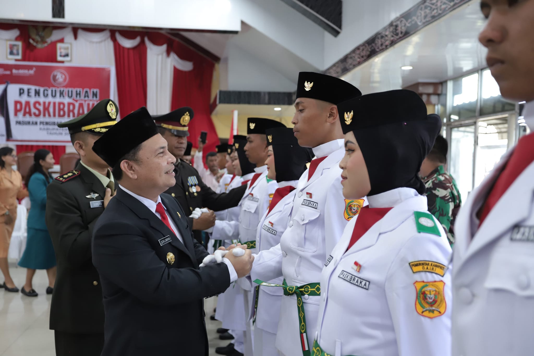Pj Bupati Dairi, Surung Charles Bantjin mengukuhkan 45 pelajar sebagai anggota Pasukan Pengibar Bendera Pusaka (Paskibraka) Kabupaten Dairi tahun 2024. Pengukuhan anggota Paskibraka diadakan di Balai Budaya Sidikalang, Jumat (16/8/2024). (foto/ist)