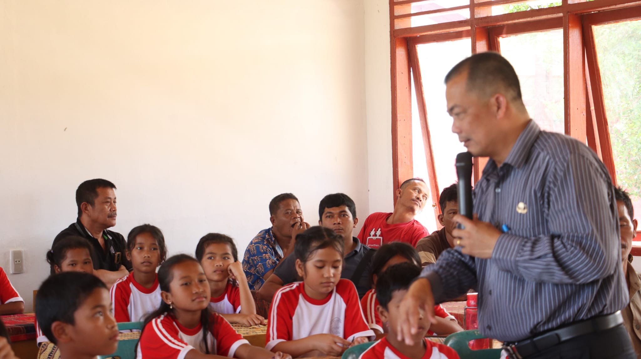 Camat Kecamatan Gunung Sitember, Sion Sembiring saat meresmikan kursus bahasa Inggris untuk siswa kelas IV di SDN 035949, Gundaling, Kecamatan Gunung Sitember, Jumat,(30/8/2024). (Foto/ist)