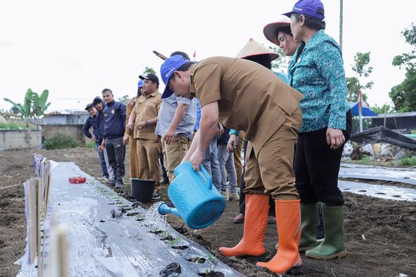 Pj Bupati Dairi saat Tanam bersama. Foto/ist)