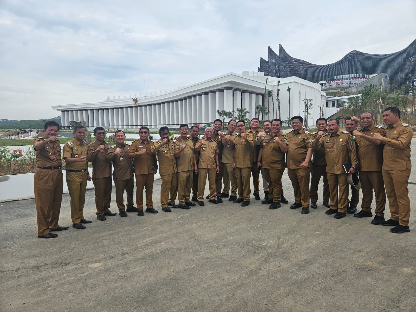 Pj. Bupati Dairi, Charles Bantjin (ke empat dari kiri). (foto/ist)