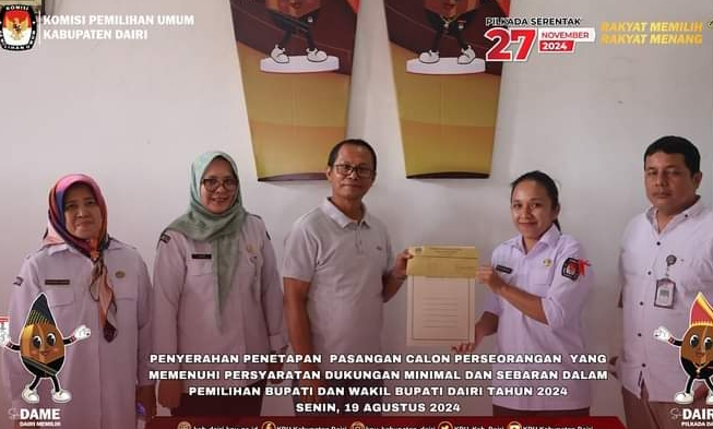 Tim pemenangan Pasangan David Partahan Najogi Sasta Maju Tambunan dan Anwarsani Tarigan menerima dokumen dari KPU Dairi.(ist)