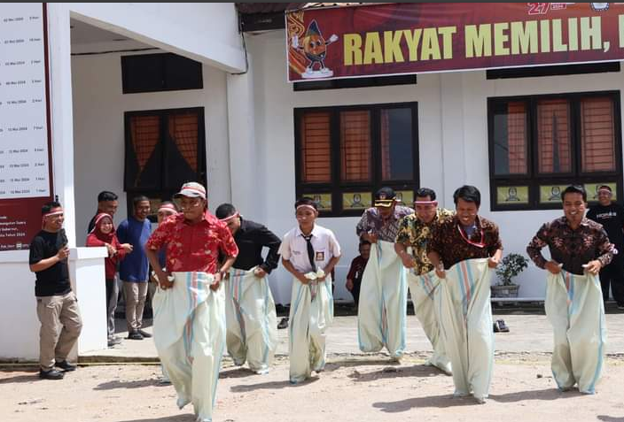 Lomba lari goni di KPU Dairi.(ist)