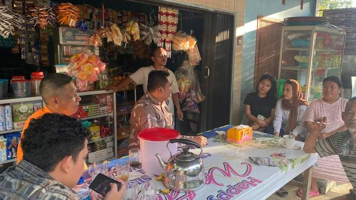 Petugas KPU Dairi saat lakukan Coklit ke masyarakat.(ist)