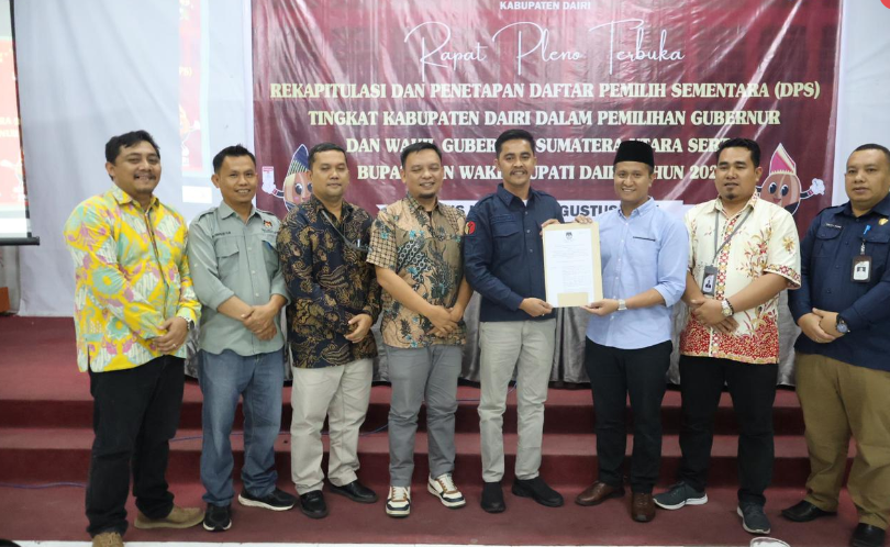 KPU Dairi menyerahkan hasil Pleno DPS kepada Bawaslu Dairi.(ist)