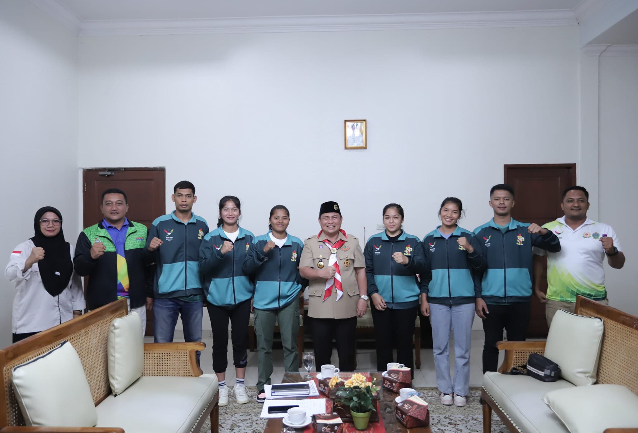 Foto 11 atlit PON asal Dairi bersama Pj Bupati. (foto/ist)