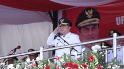 Pj Bupati Dairi Charles Bantjin saat jadi Irup HUT RI 79 di Stadion Sidikalang, Sabtu (17/8/2024). (foto/ist)