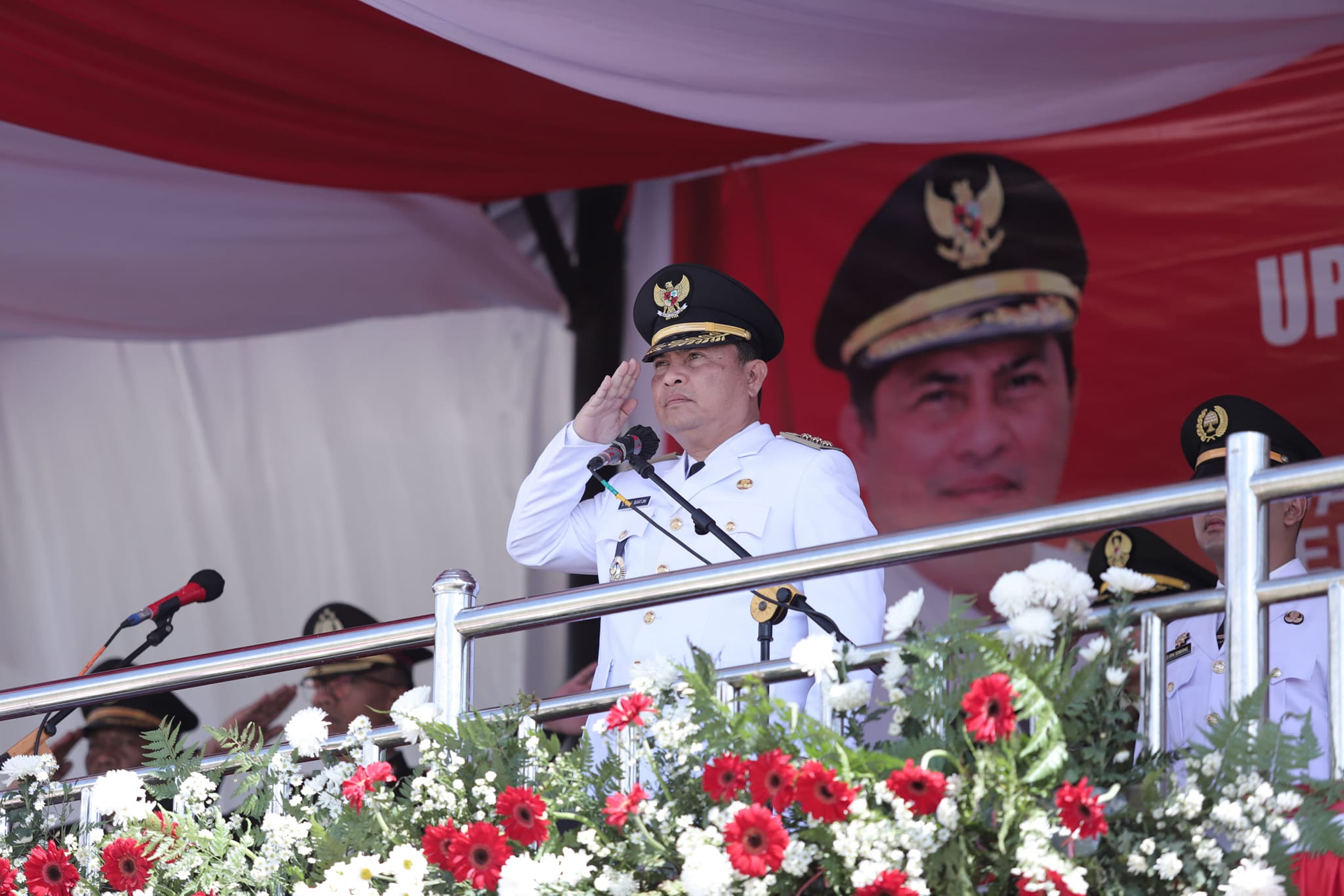 Pj Bupati Dairi Charles Bantjin saat jadi Irup HUT RI 79 di Stadion Sidikalang, Sabtu (17/8/2024). (foto/ist)