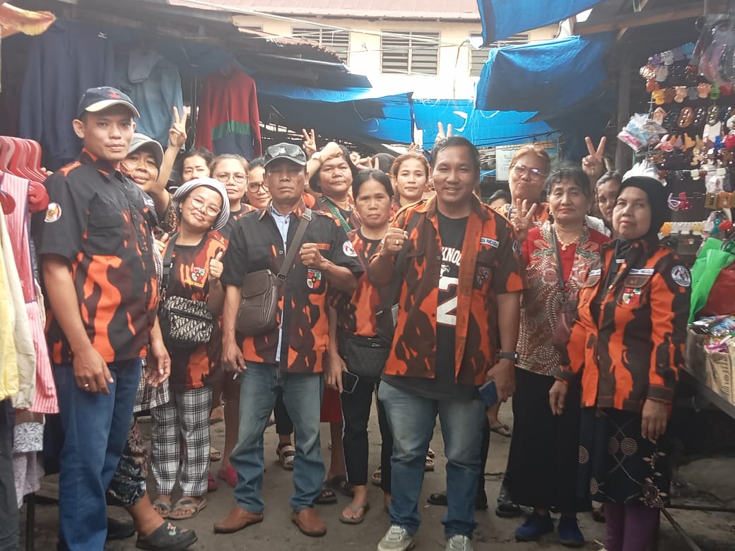 Pemuda Pancasila (PP) Unit pasar tradisional dwikora atau Pajak Parluasan Kota Pematangsiantar bersama aliansi para pedangan.(Foto/Hegi)