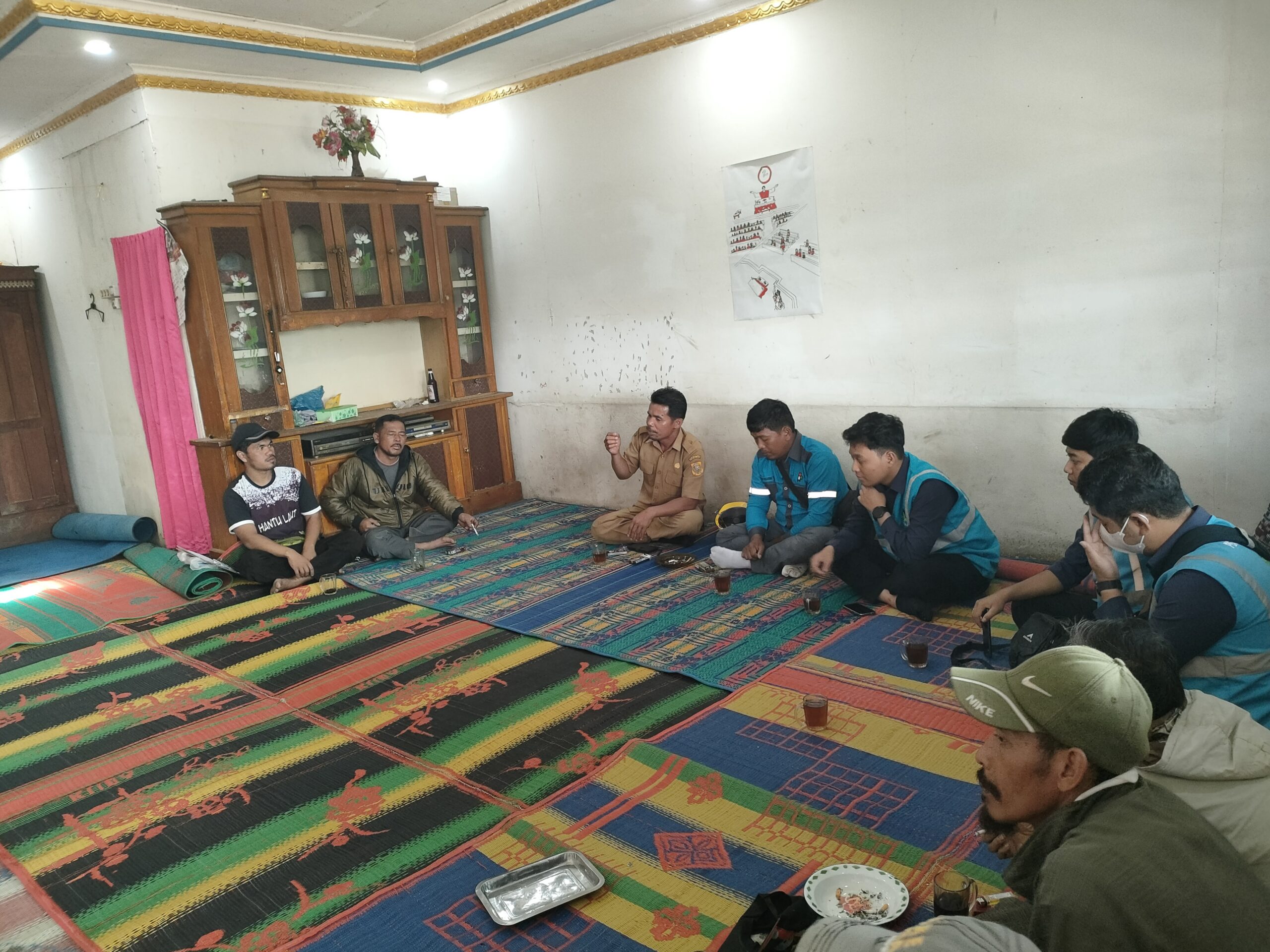 Pertemuan warga Dusun tiga Desa Barisan Nauli Sumbul dengan petugas PLN.(foto/Iwan)
