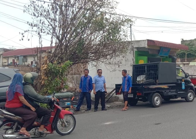 Pegawai PDAM Tirta Uli dilokasi Kampung Bangsal tempat terjadi peristiwa kebakaran.(Foto/Hegi)