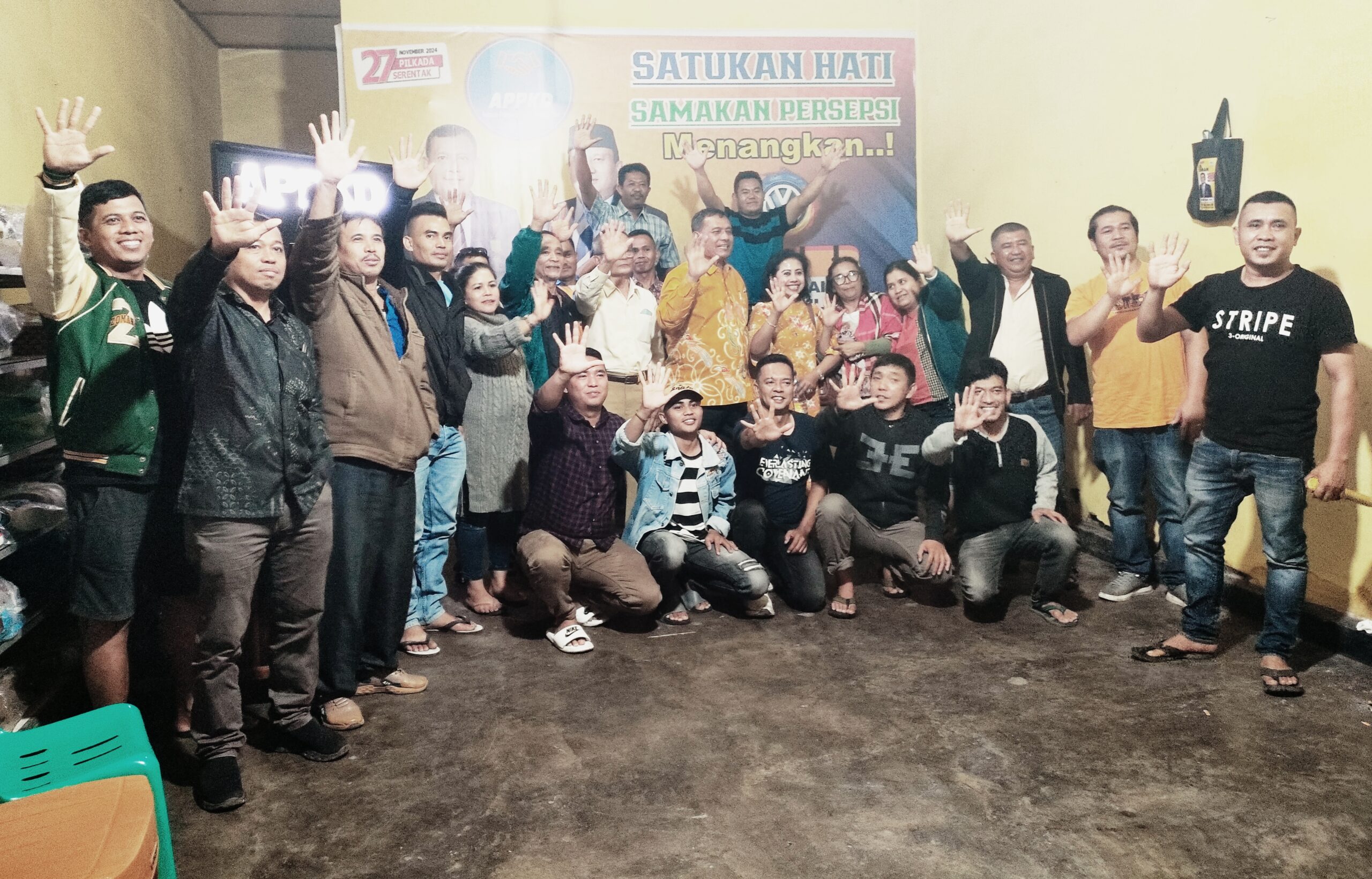 Foto bersama Asosiasi Pedagang Pasar Kabupaten Dairi (APPKD) dengan Vickner Sinaga.(Foto/Iwan)