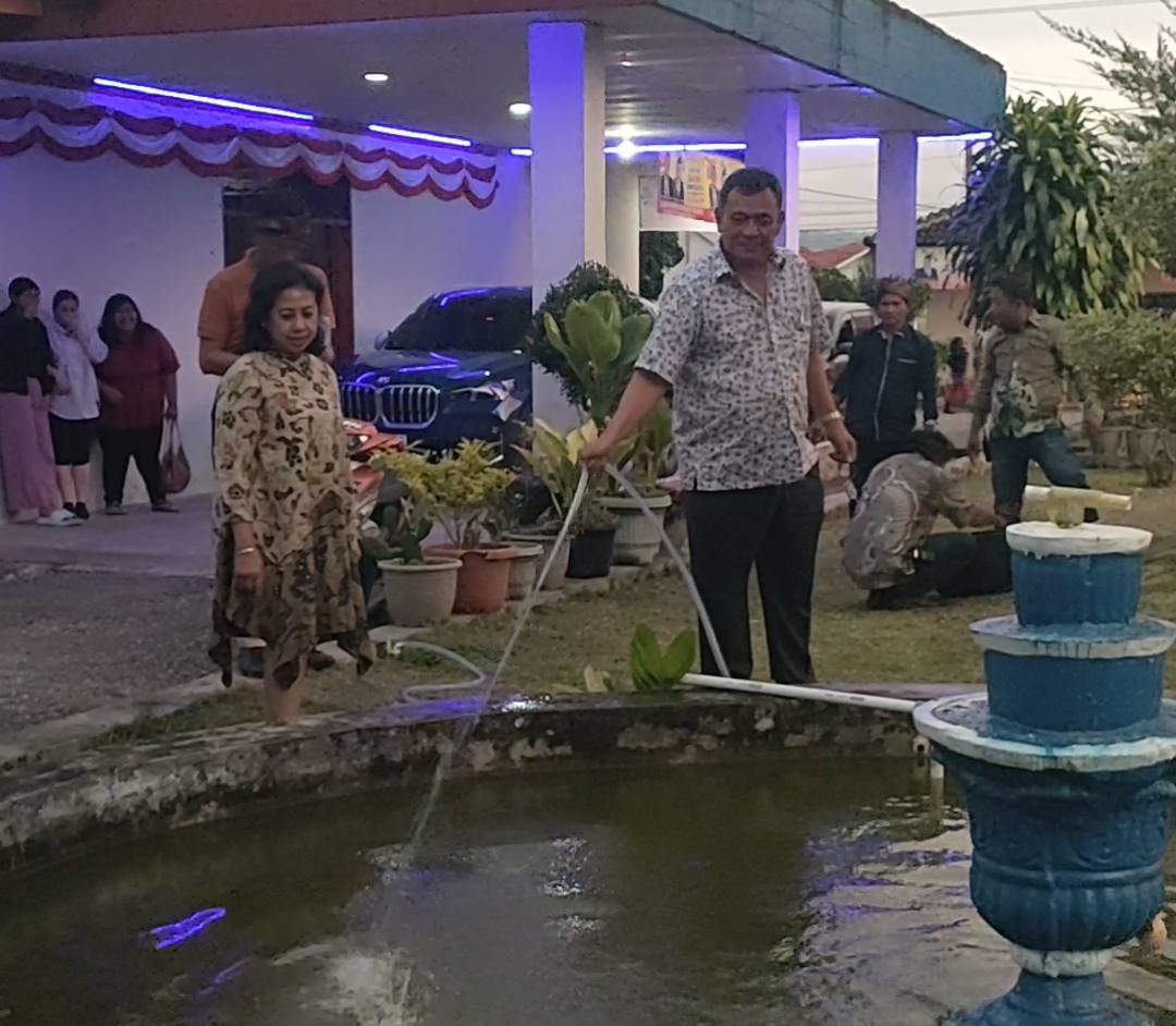 Vickner Sinaga saat menabur benih ikan jenis nilai di posko Pemenangan Hotel Beristera Sidikalang.(Foto/Iwan)