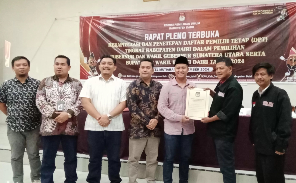 Ketua KPU Dairi, Ariyanto Tinendung didampingi anggota KPU, Asih Firmansyah Solin, Anggiat Gabe Maruli Tua Sinaga, Rono Anto Sinaga dan Ridwan Hendra Agustinus Samosir menyerahkan dokumen.(Ist)