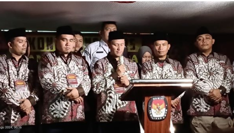 Penjabat (Pj) Bupati Dairi Surung Charles Bantjin hadiri perayaan Hari Ulang Tahun Karang Taruna Kabupaten Dairi yang ke-64 yang mana dalam rangka perayaan ulang tahun karang taruna (Pj) Bupati Dairi Surung Charles Bantjin bersama Karang Taruna melakukan gerakan tanam padi bersama dalam rangka Gerakan nasional pengendalian inflasi pangan (GNPIP) tahun 2024 yang dilaksanakan di Desa Sempung polling Kecamatan Lae parira jumat (27/09/2024). (foto/ist)