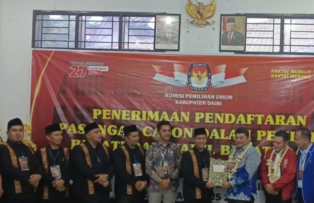 Komisioner KPU Dairi menerima pendaftaran pasangan calon bupati dan wakil bupati.(Ist)