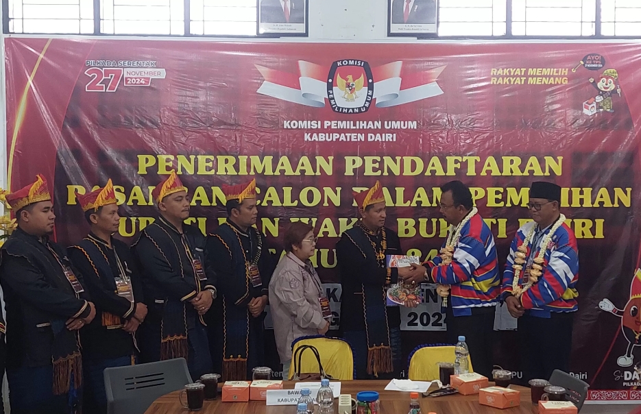 Bacalon Bupati Dairi, Rimso Mauli Sinaga -Barita Sihite, menyerahkan berkas pendaftaran kepada KPU Dairi.(Ist)
