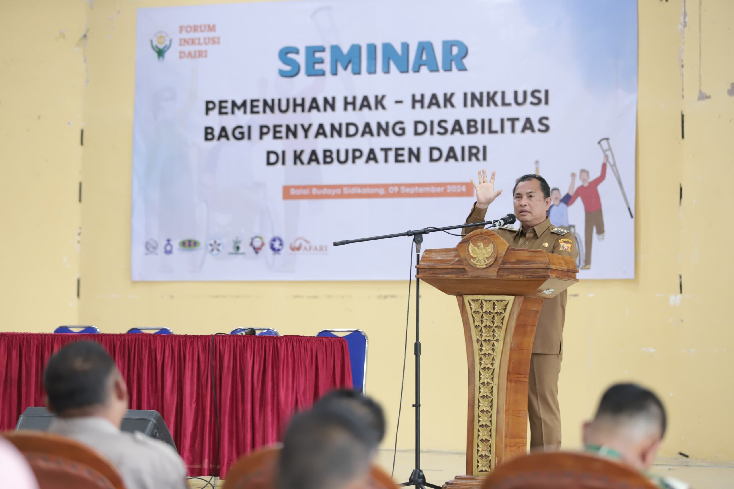 Pj Bupati Dairi, Charles Bantjin saat buka seminar Peningkatkan Akses Pelayanan Dasar Bagi Pemenuhan Hak-Hak Inklusi Penyandang Disabilitas. (foto/ist)